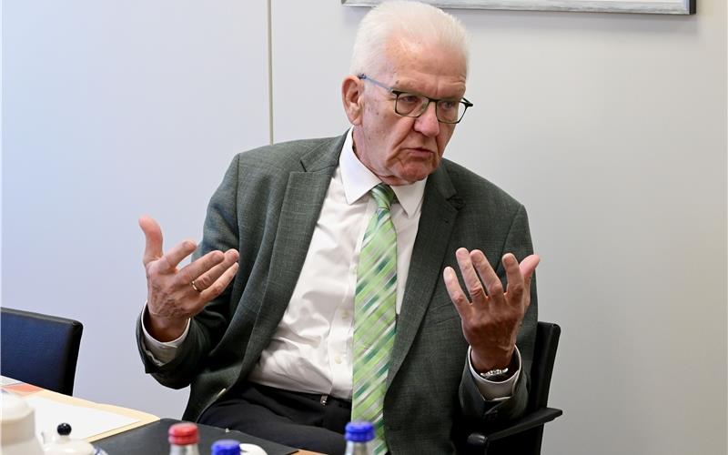 Erste Station des Kreisbesuchs: Ministerpräsident Winfried Kretschmann beim „Gäubote“ in Herrenberg