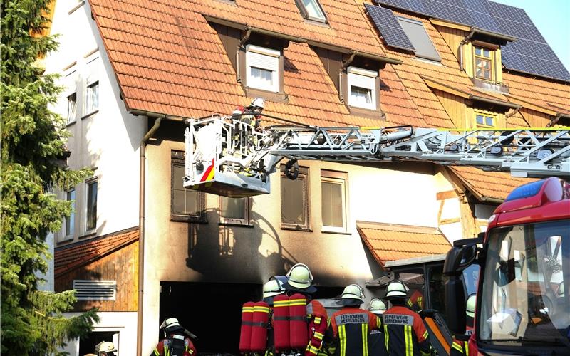 Großeinsatz der Feuerwehr am Montagabend im Haslacher Ortskern nach Autobrand in Garage