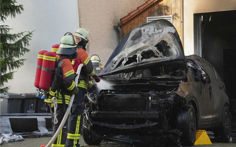 Großeinsatz der Feuerwehr am Montagabend im Haslacher Ortskern nach Autobrand in Garage