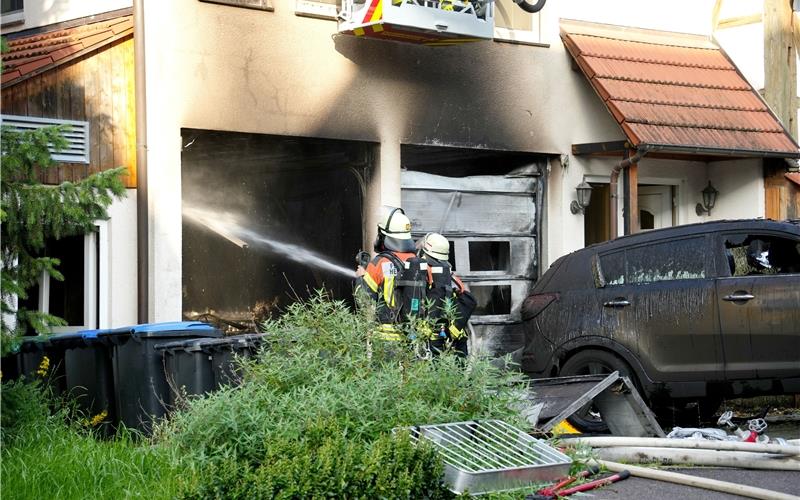 Großeinsatz der Feuerwehr am Montagabend im Haslacher Ortskern nach Autobrand in Garage