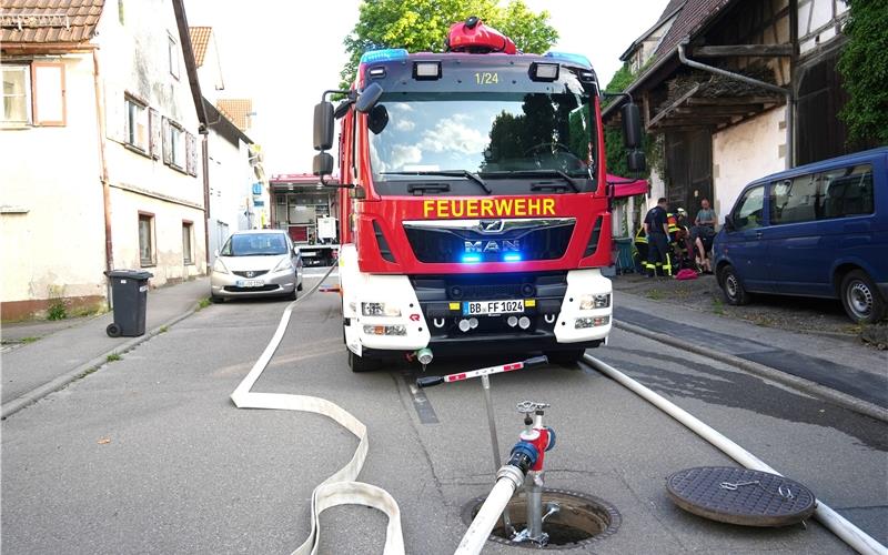 Großeinsatz der Feuerwehr am Montagabend im Haslacher Ortskern nach Autobrand in Garage