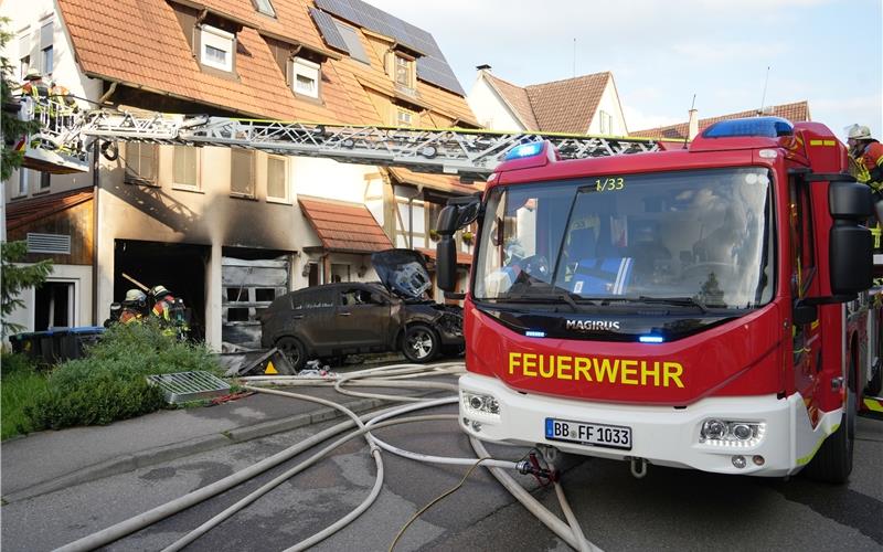 Großeinsatz der Feuerwehr am Montagabend im Haslacher Ortskern nach Autobrand in Garage