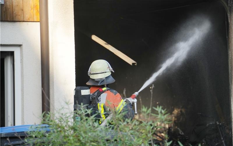 Großeinsatz der Feuerwehr am Montagabend im Haslacher Ortskern nach Autobrand in Garage