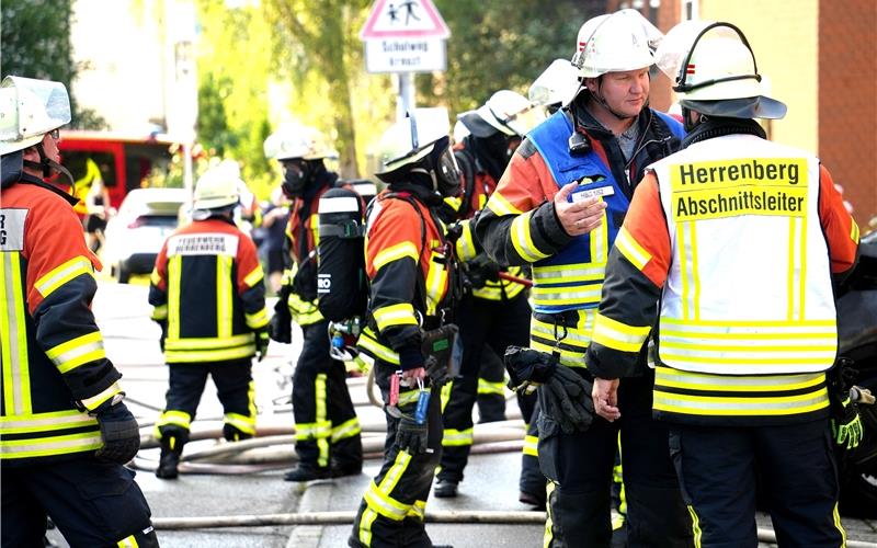 Großeinsatz der Feuerwehr am Montagabend im Haslacher Ortskern nach Autobrand in Garage