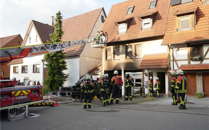 Großeinsatz der Feuerwehr am Montagabend im Haslacher Ortskern nach Autobrand in Garage
