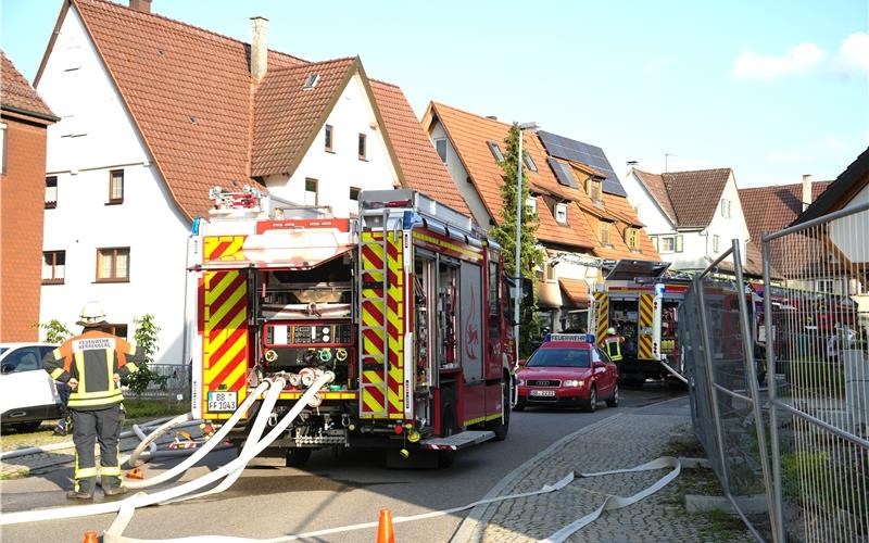Großeinsatz der Feuerwehr am Montagabend im Haslacher Ortskern nach Autobrand in Garage