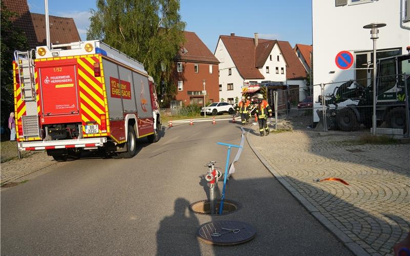 Großeinsatz der Feuerwehr am Montagabend im Haslacher Ortskern nach Autobrand in Garage