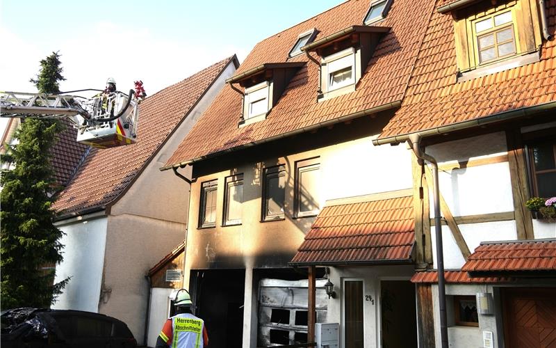 Großeinsatz der Feuerwehr am Montagabend im Haslacher Ortskern nach Autobrand in Garage