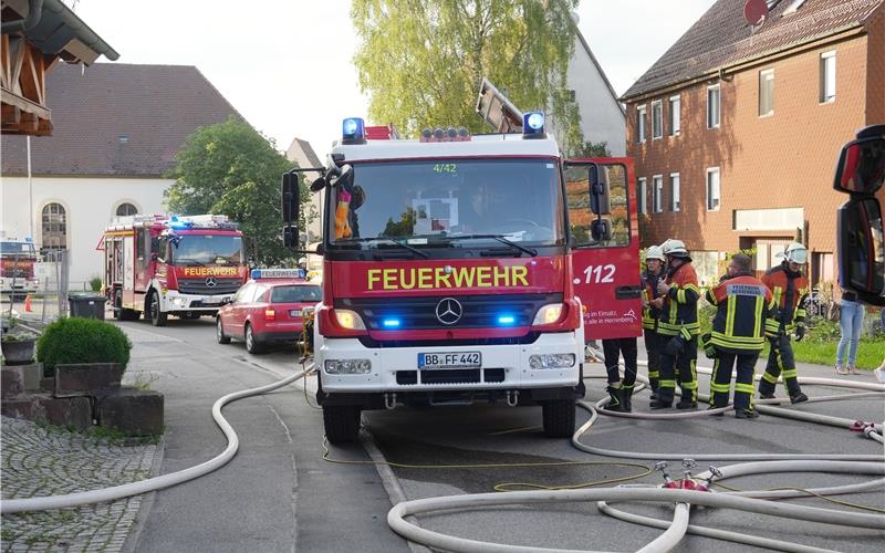 Großeinsatz der Feuerwehr am Montagabend im Haslacher Ortskern nach Autobrand in Garage