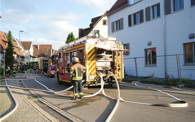 Großeinsatz der Feuerwehr am Montagabend im Haslacher Ortskern nach Autobrand in Garage