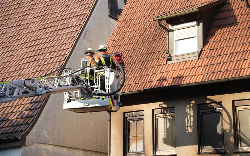 Großeinsatz der Feuerwehr am Montagabend im Haslacher Ortskern nach Autobrand in Garage