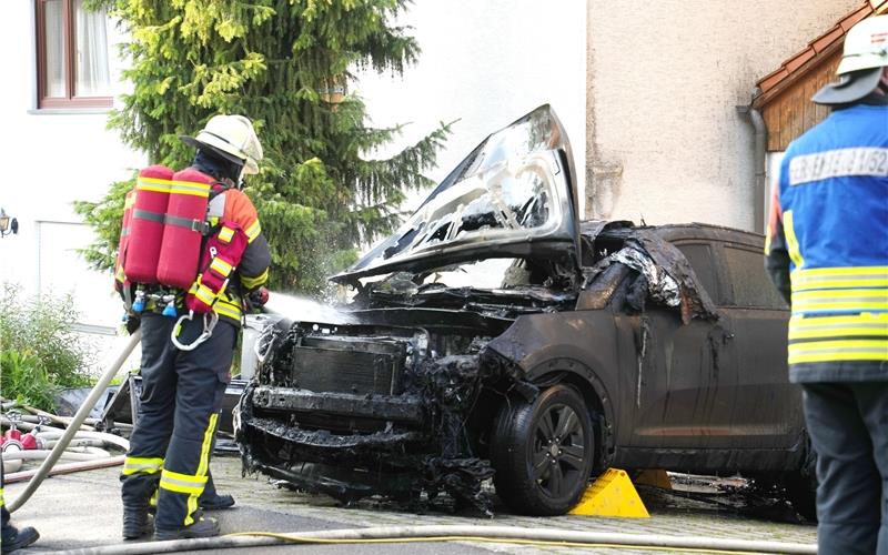 Großeinsatz der Feuerwehr am Montagabend im Haslacher Ortskern nach Autobrand in Garage