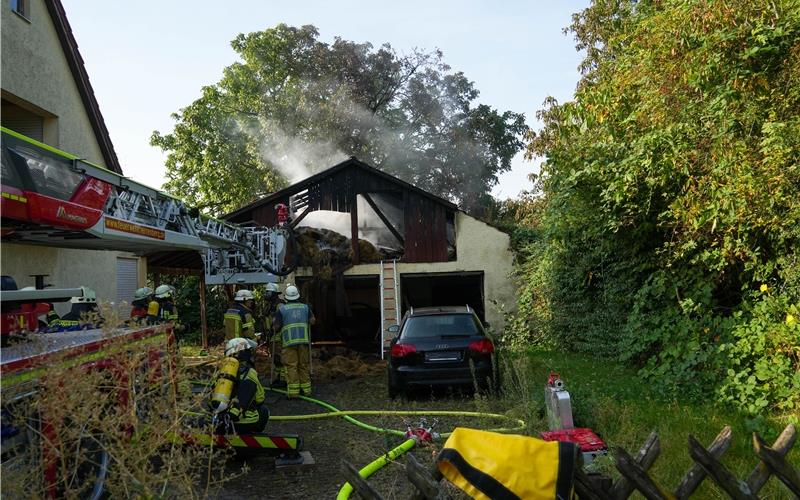 Feuerwehr im Einsatz: Scheune in Öschelbronn brennt lichterloh