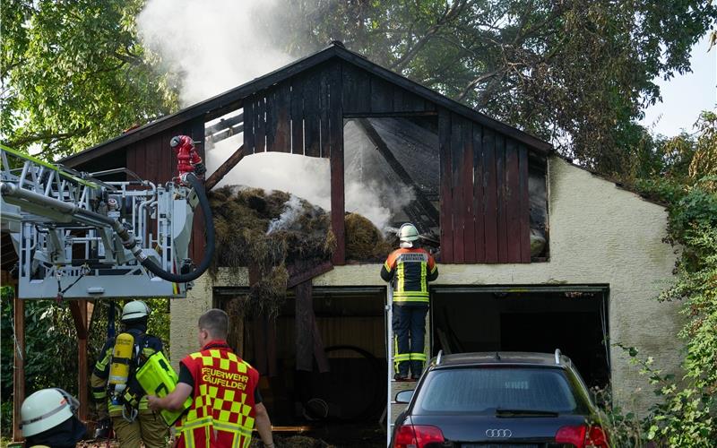 Feuerwehr im Einsatz: Scheune in Öschelbronn brennt lichterloh