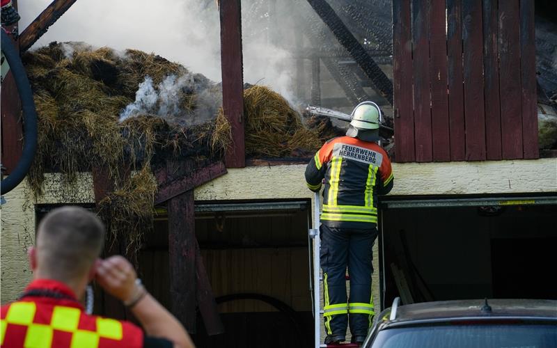 Feuerwehr im Einsatz: Scheune in Öschelbronn brennt lichterloh