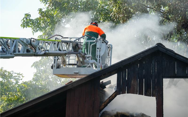 Feuerwehr im Einsatz: Scheune in Öschelbronn brennt lichterloh
