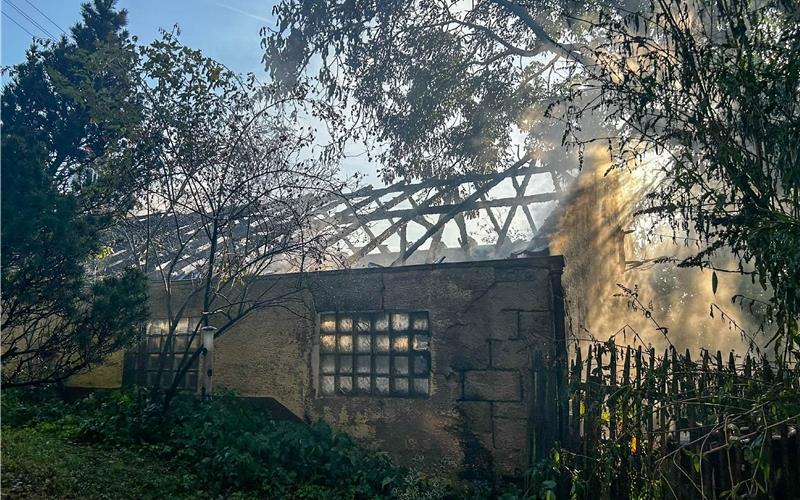 Feuerwehr im Einsatz: Scheune in Öschelbronn brennt lichterloh