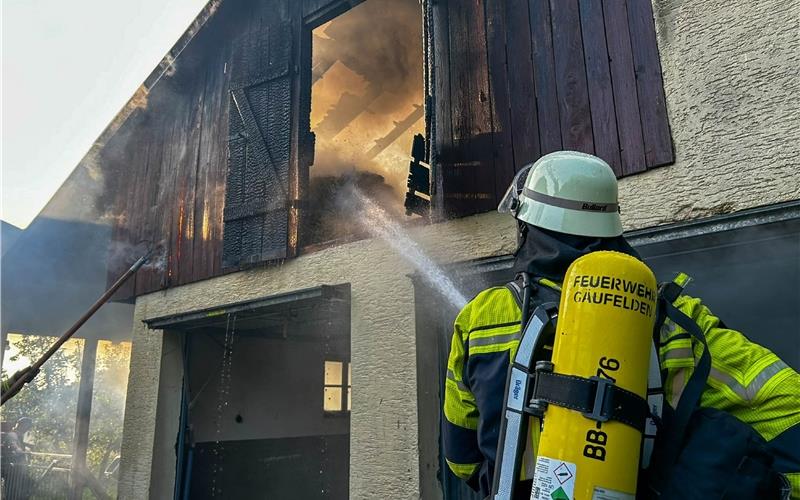 Feuerwehr im Einsatz: Scheune in Öschelbronn brennt lichterloh