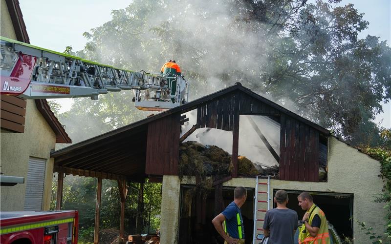 Feuerwehr im Einsatz: Scheune in Öschelbronn brennt lichterloh