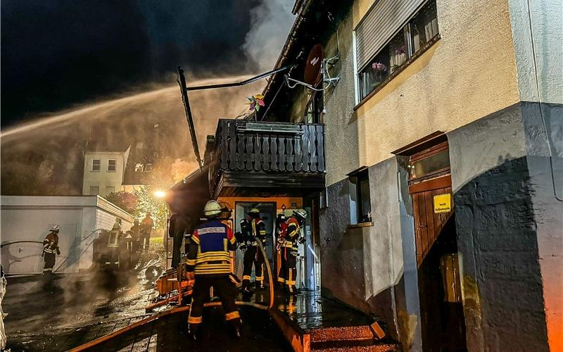 Millionenschaden bei Großbrand in Gültstein: Feuerwehr im Dauereinsatz