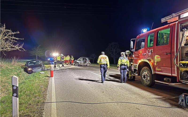 Auto gerät in Gegenverkehr: Unfall bei Deckenpfronn fordert mehrere Verletzte