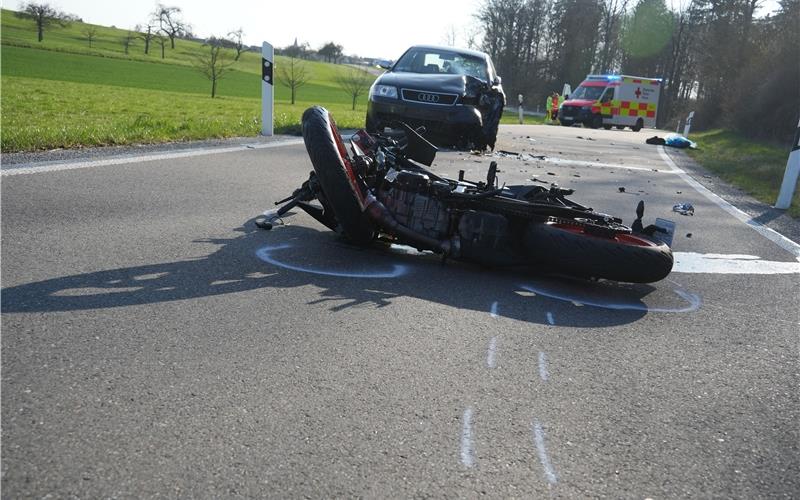Unfall bei Deckenpfronn: Hubschrauber fliegt schwer verletzten Motorradfahrer ins Krankenhaus