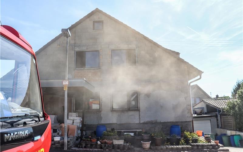 Zwei Verletzte nach Kellerbrand in Gültstein – Nächtlicher Kamin-Einsatz in Oberjesingen