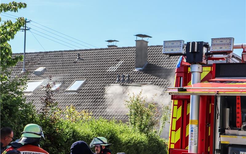 Zwei Verletzte nach Kellerbrand in Gültstein – Nächtlicher Kamin-Einsatz in Oberjesingen
