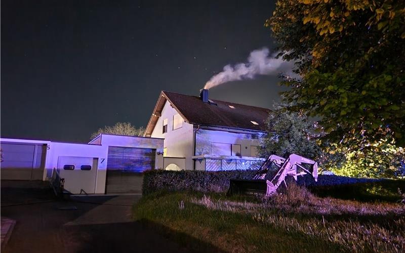Zwei Verletzte nach Kellerbrand in Gültstein – Nächtlicher Kamin-Einsatz in Oberjesingen