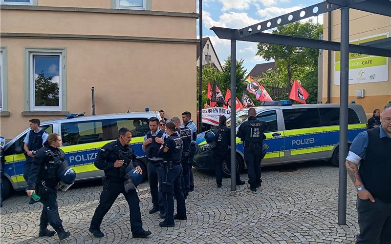 Protestaktionen am Sonntagabend gegen AfD-Bürgerdialog in Jettingen: Großaufgebot der Polizei