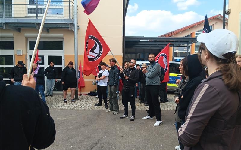 Protestaktionen am Sonntagabend gegen AfD-Bürgerdialog in Jettingen: Großaufgebot der Polizei