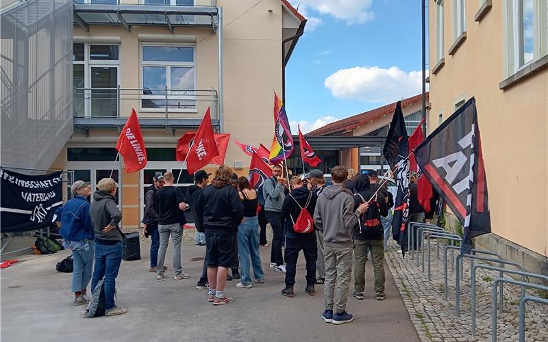 Protestaktionen am Sonntagabend gegen AfD-Bürgerdialog in Jettingen: Großaufgebot der Polizei