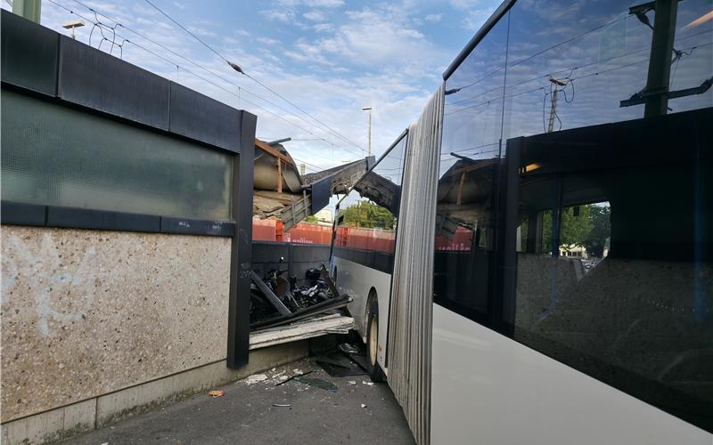 Massenkarambolage durch Bus in Sindelfingen nach gesundheitlichem Notfall
