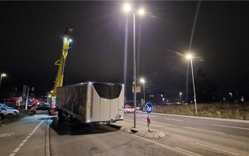 Lkw verliert in Herrenberg seinen Auflieger