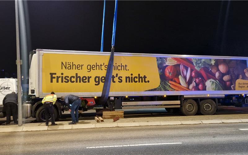 Lkw verliert in Herrenberg seinen Auflieger