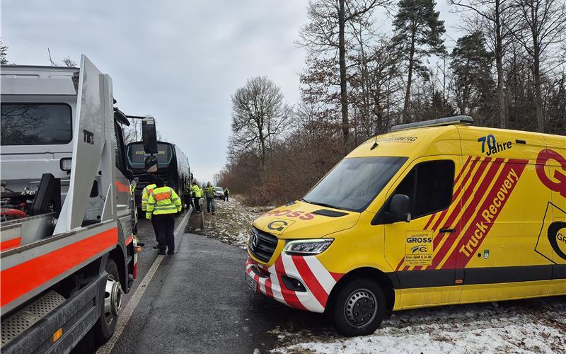 Keine Verletzten: Mannschaftsbus des American Football Teams „Stuttgart Surge“ verunglückt bei Herre