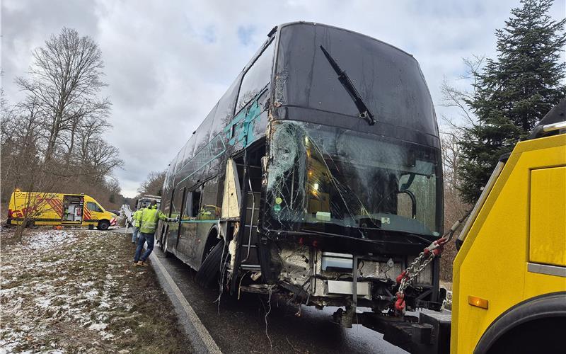 Keine Verletzten: Mannschaftsbus des American Football Teams „Stuttgart Surge“ verunglückt bei Herre