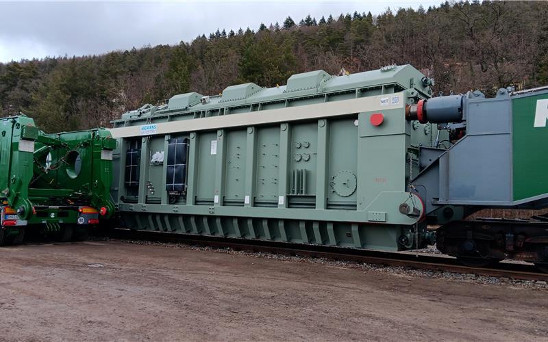 Verladen des Riesentrafos für Jettingen hat begonnen