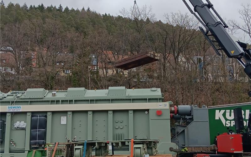 Verladen des Riesentrafos für Jettingen hat begonnen