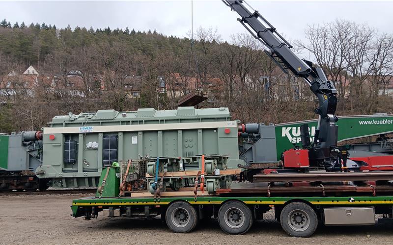 Verladen des Riesentrafos für Jettingen hat begonnen