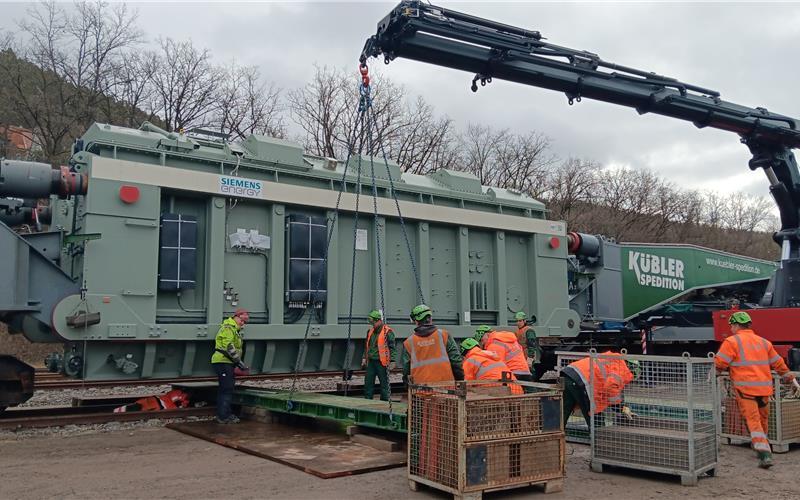 Verladen des Riesentrafos für Jettingen hat begonnen