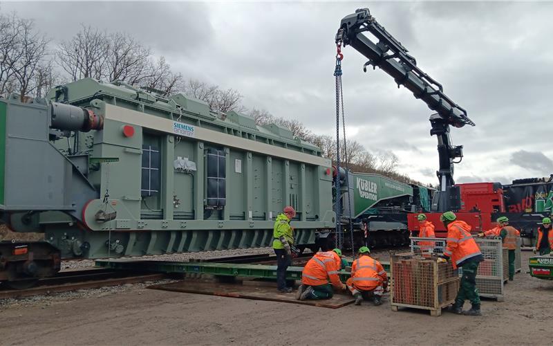 Verladen des Riesentrafos für Jettingen hat begonnen