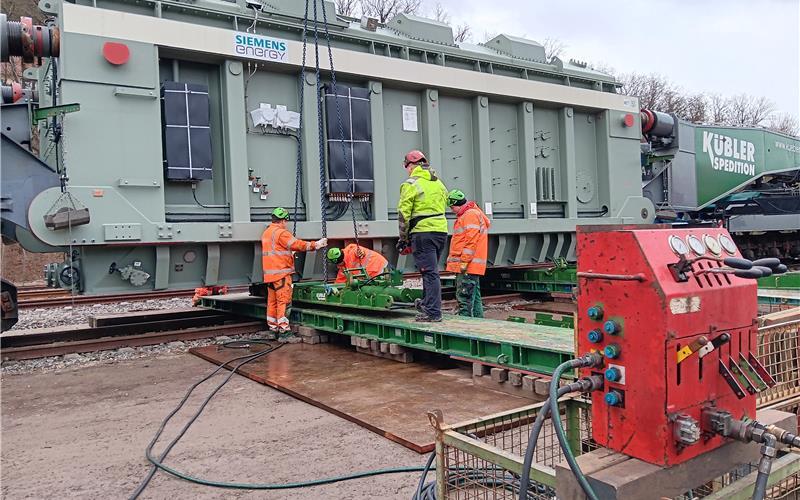 Verladen des Riesentrafos für Jettingen hat begonnen