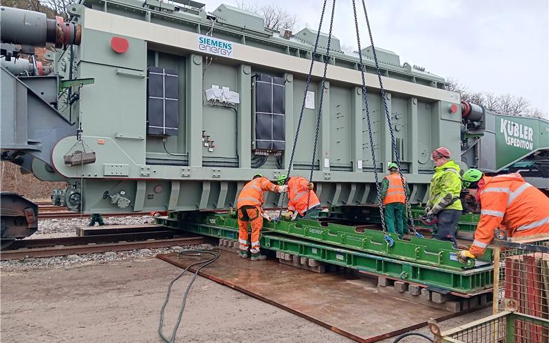 Verladen des Riesentrafos für Jettingen hat begonnen