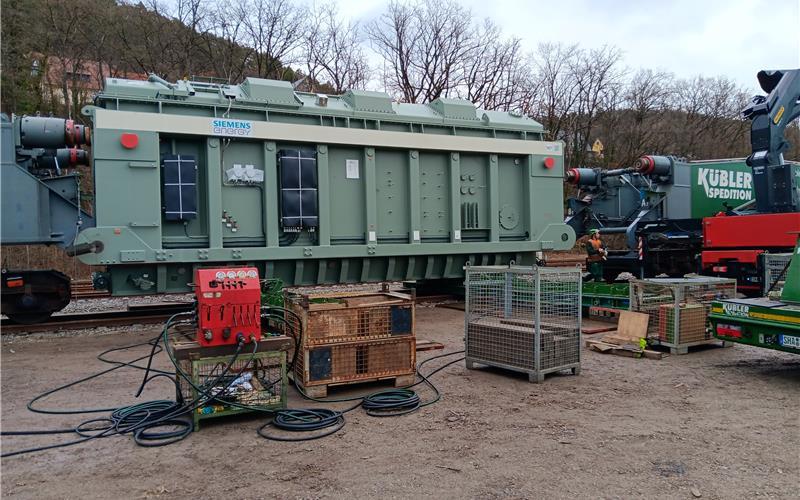 Verladen des Riesentrafos für Jettingen hat begonnen