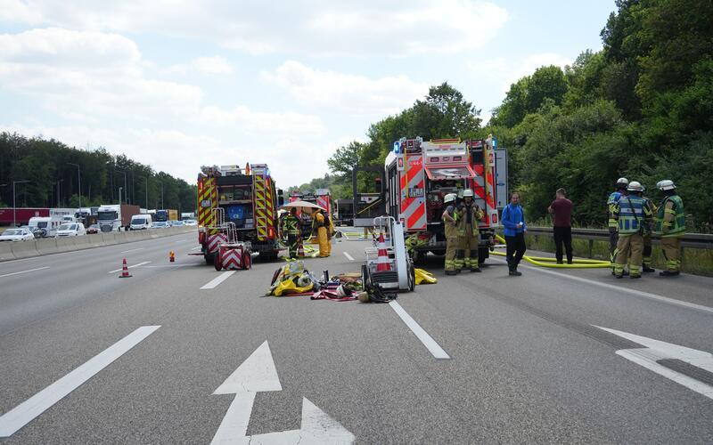 Entzündbarer Stoff auf A8 bei Sindelfingen ausgelaufen