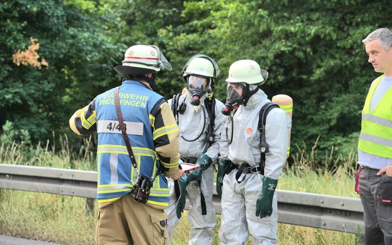 Entzündbarer Stoff auf A8 bei Sindelfingen ausgelaufen