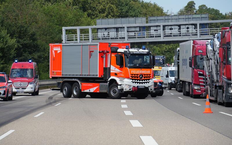 Entzündbarer Stoff auf A8 bei Sindelfingen ausgelaufen