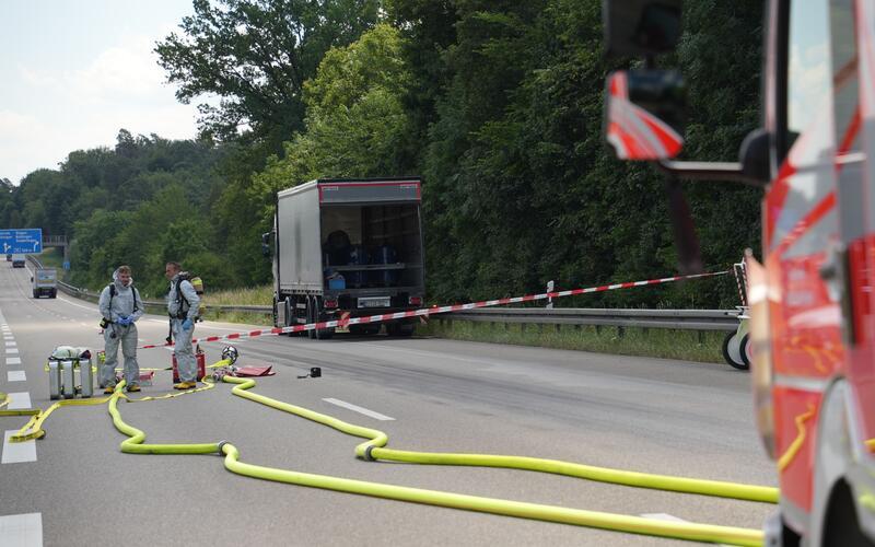 Entzündbarer Stoff auf A8 bei Sindelfingen ausgelaufen
