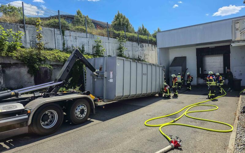 Feuerwehreinsatz für Müllcontainer-Brand beim Herrenberger Aldi